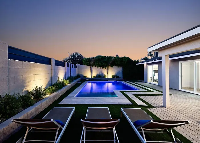 Holiday home Desert Daze - Pool Heat Available - Fire Pit & Canal Access Scottsdale