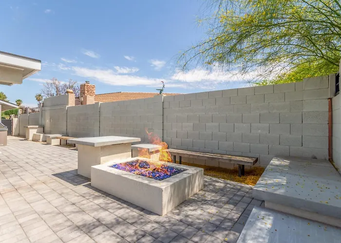 Desert Daze - Pool Heat Available - Fire Pit & Canal Access Holiday home *